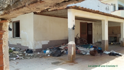 Esterno villa confiscata in Sicilia, dettaglio danni un anno dopo