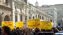 Roma, protesta e cartelloni - "Verba volant, Sisma manent"