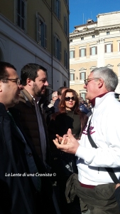 Roma, manifestazione - Matteo Salvini e un abitante del centro Italia