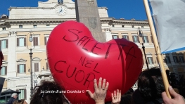 Piazza Montecitorio, cuori e messaggi dal centro Italia