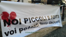 Roma, manifestazione pro terremotati - Cartello protesta