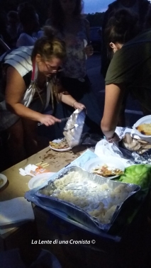 Piazzale Maslax, Roma - Volontari preparano la cena per i migranti