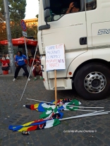 Manifestazione Migrare #NonèReato, bandiere e cartelli